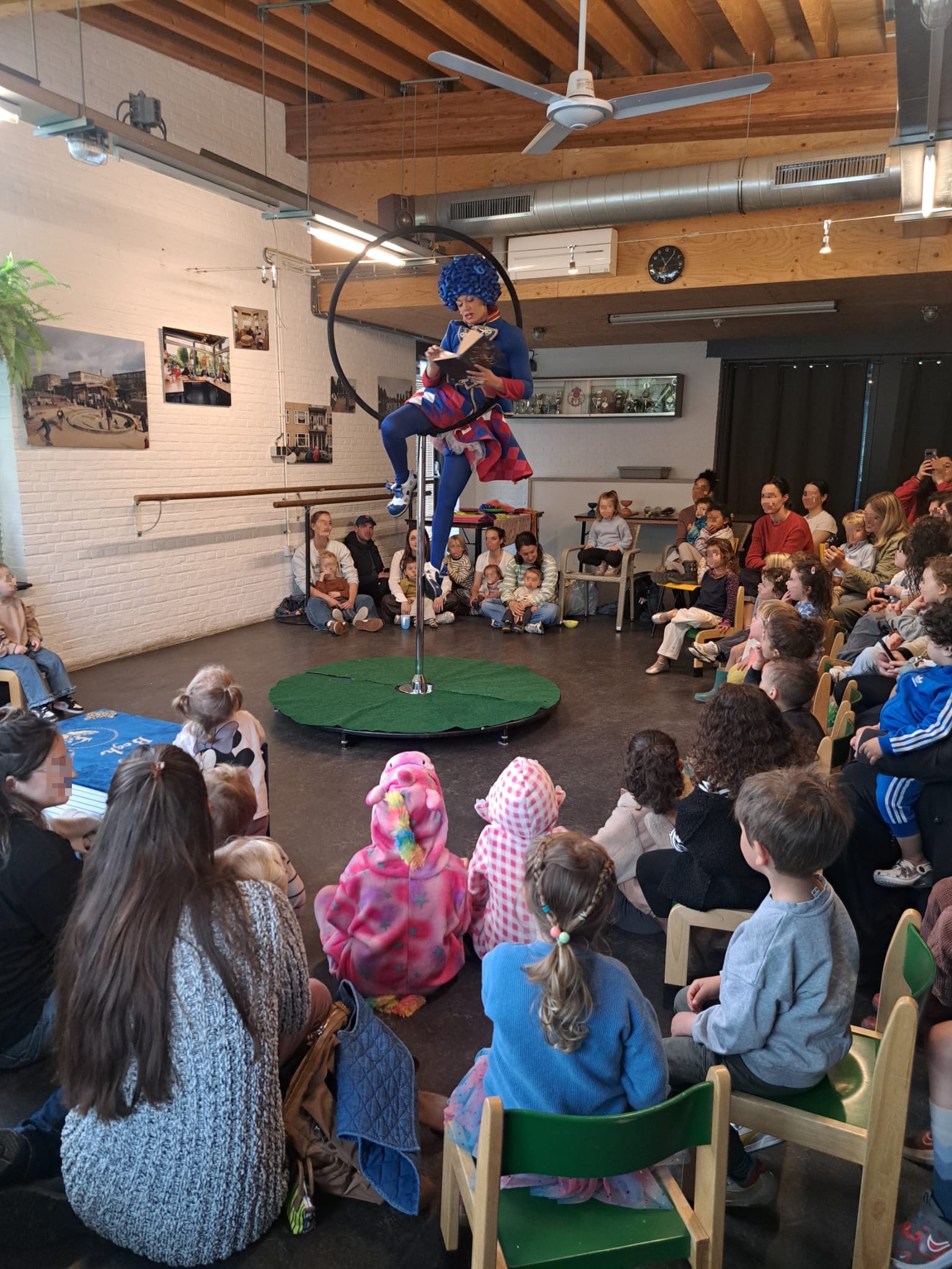 Circustheater van Lola Blawn de Clown in het Wachterliedpaviljoen
